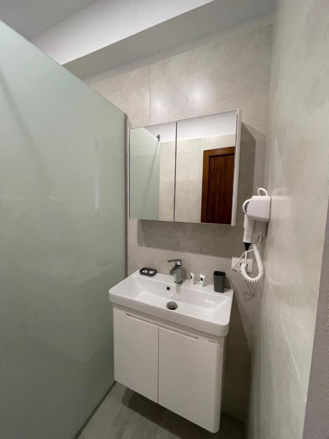 Hotel Kroi Near Castle Entrance Castle And Town View กรูเยอ ภายนอก รูปภาพ