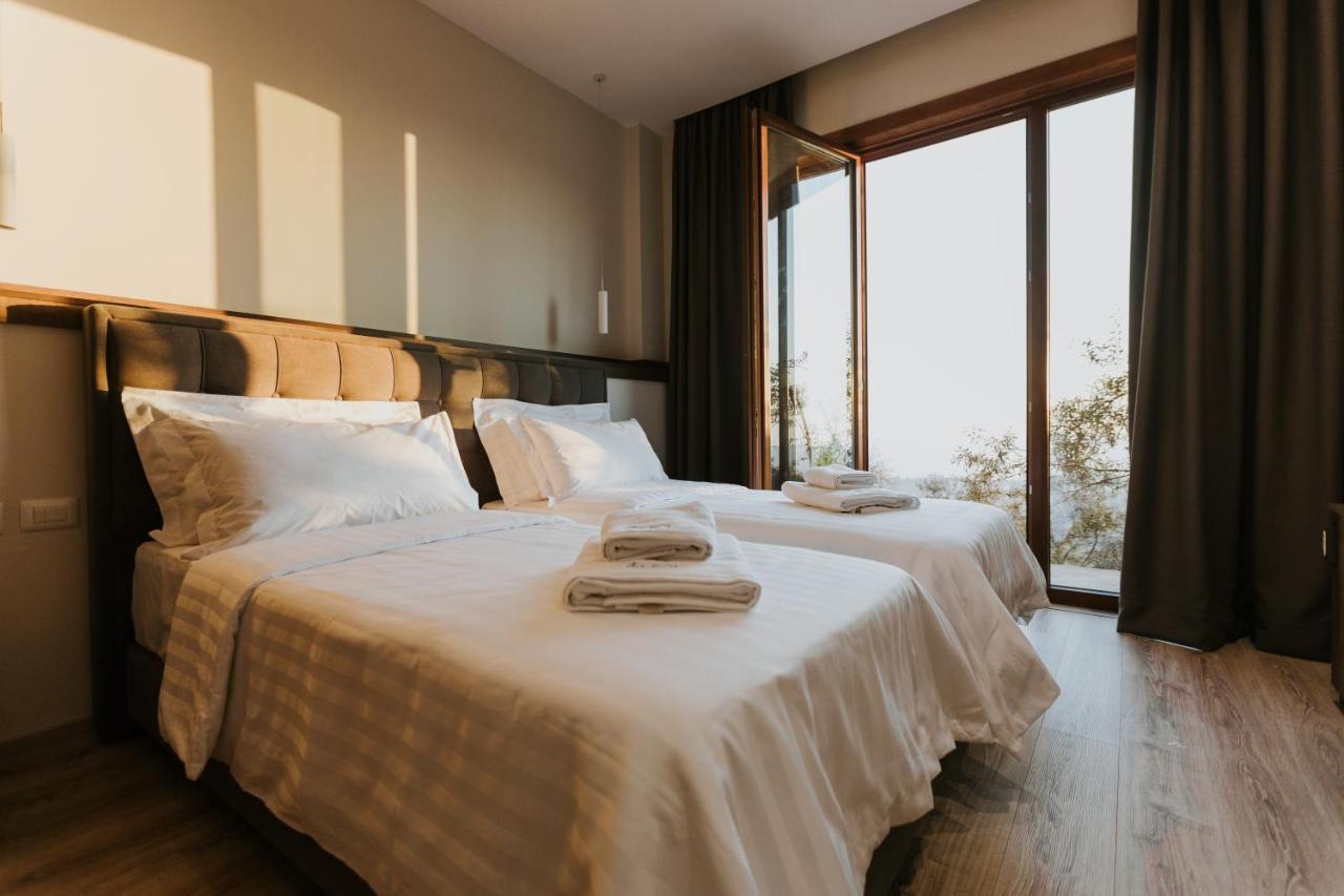 Hotel Kroi Near Castle Entrance Castle And Town View กรูเยอ ภายนอก รูปภาพ