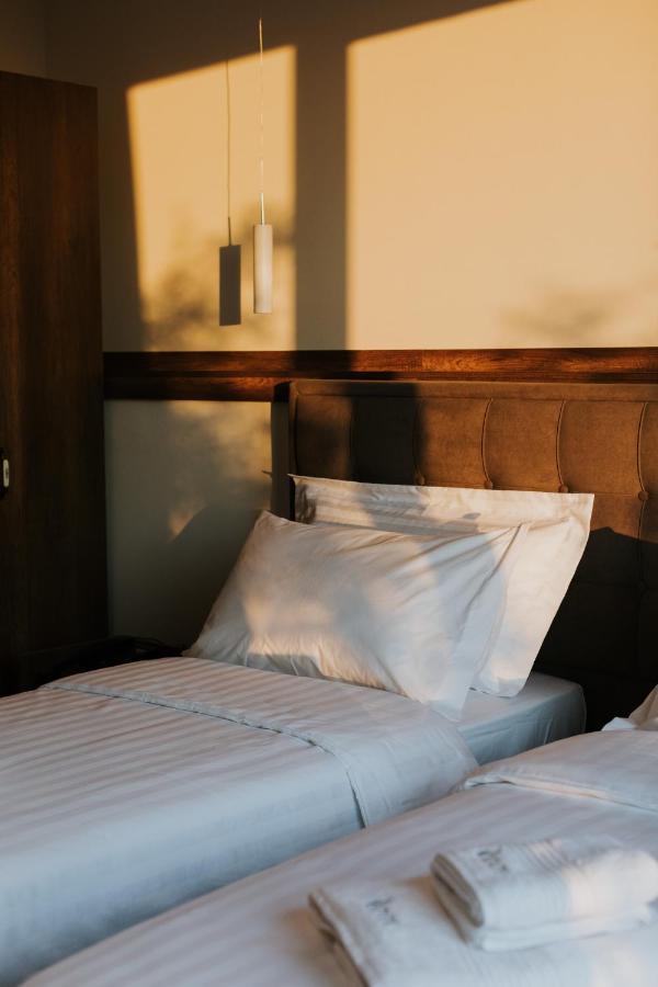 Hotel Kroi Near Castle Entrance Castle And Town View กรูเยอ ภายนอก รูปภาพ