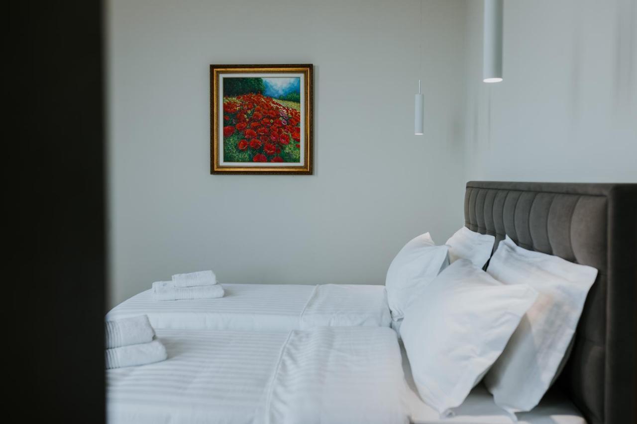 Hotel Kroi Near Castle Entrance Castle And Town View กรูเยอ ภายนอก รูปภาพ
