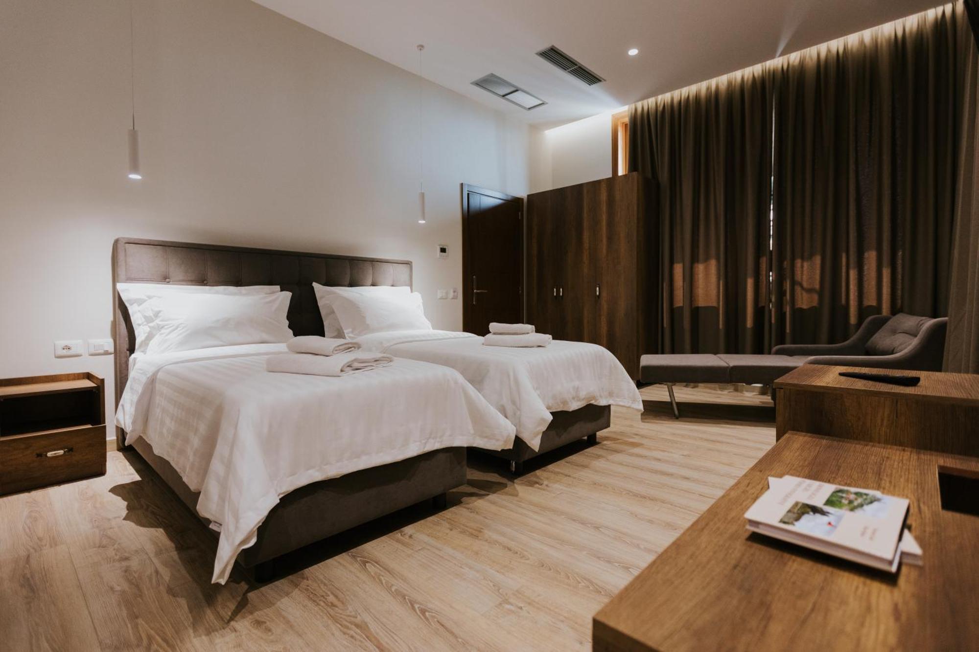 Hotel Kroi Near Castle Entrance Castle And Town View กรูเยอ ภายนอก รูปภาพ