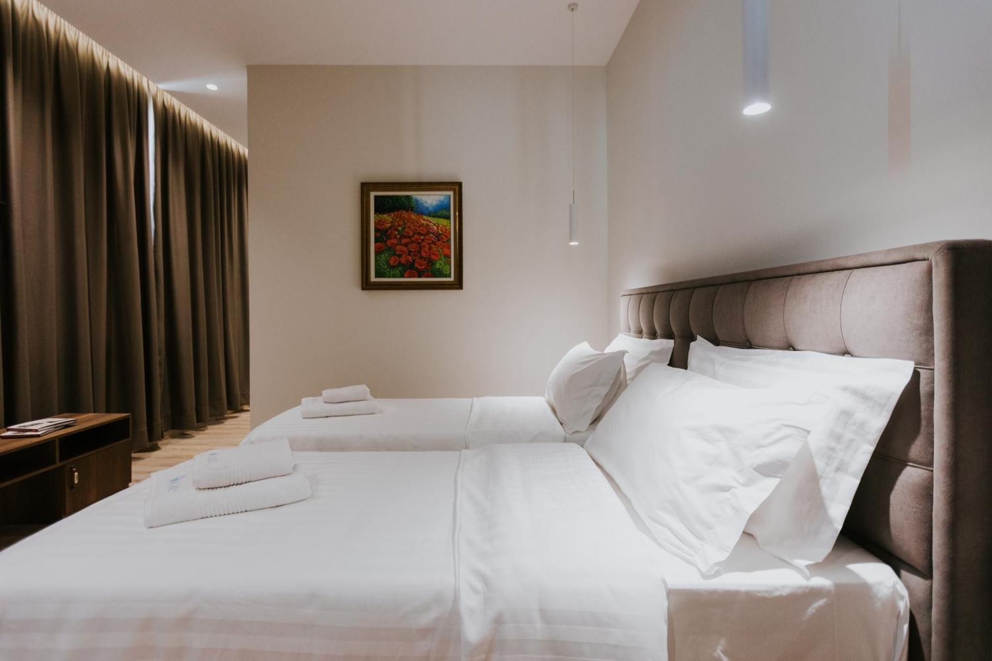 Hotel Kroi Near Castle Entrance Castle And Town View กรูเยอ ภายนอก รูปภาพ